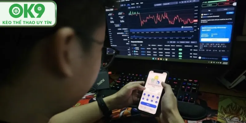 Người chơi kiểm tra thông tin giao dịch trên tài khoản OK9.